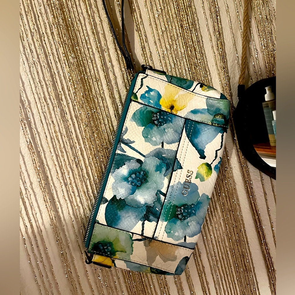 Guess spring inspired sweet floral clutch